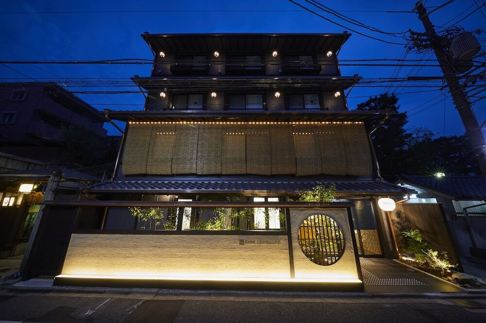 施設の正面 (日没後)