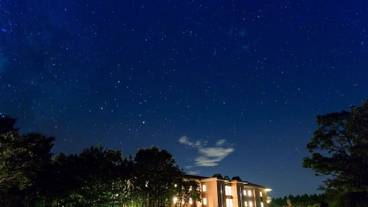 施設の正面 (日没後) / 3