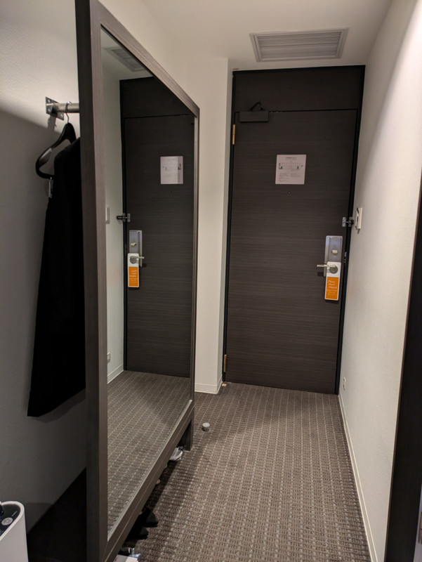 ロッカーではなく鏡裏に服をかけるところが斬新