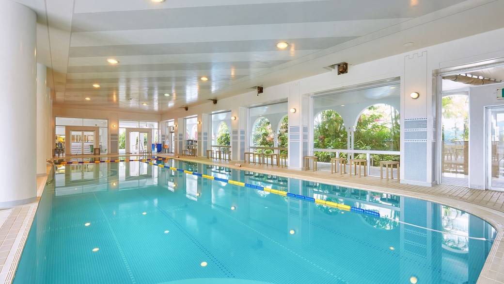 ガラス張りで明るい空間 / 5