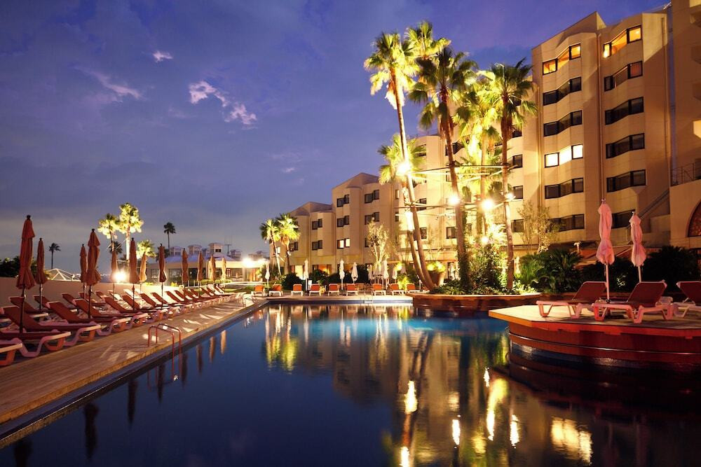 施設の正面 (日没後)