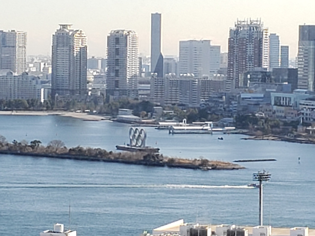 五輪モニュメントが物悲しい。