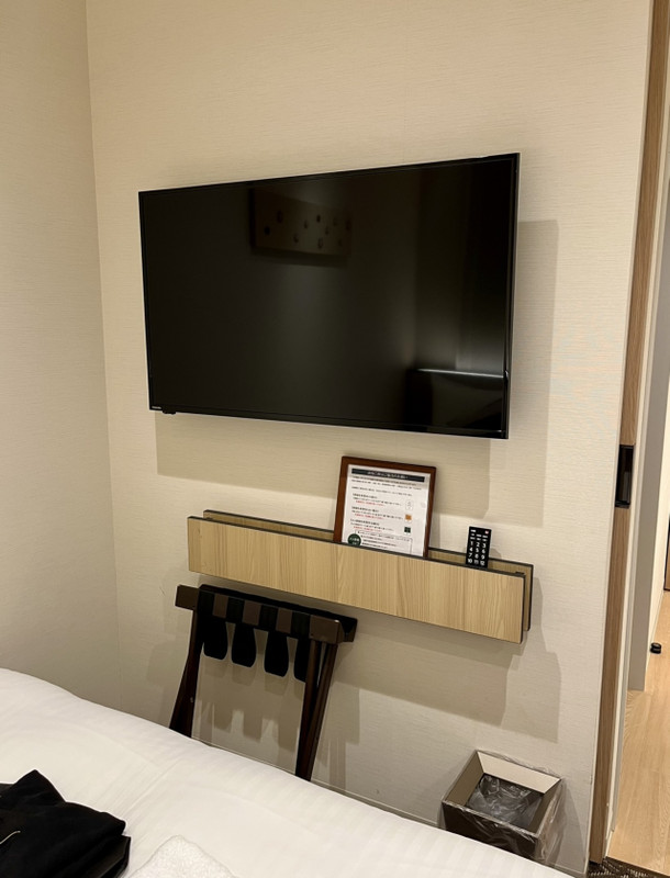 ベッドの正面に大きなテレビ