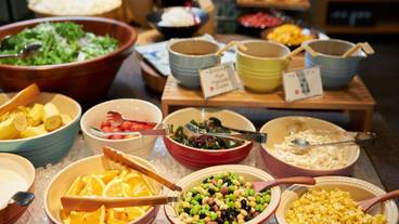 朝食ビュッフェのサラダやフルーツ / 1