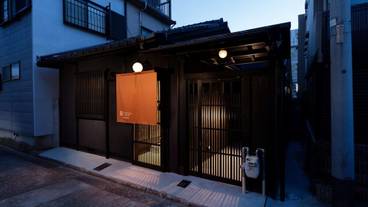 施設の正面 (日没後) / 1