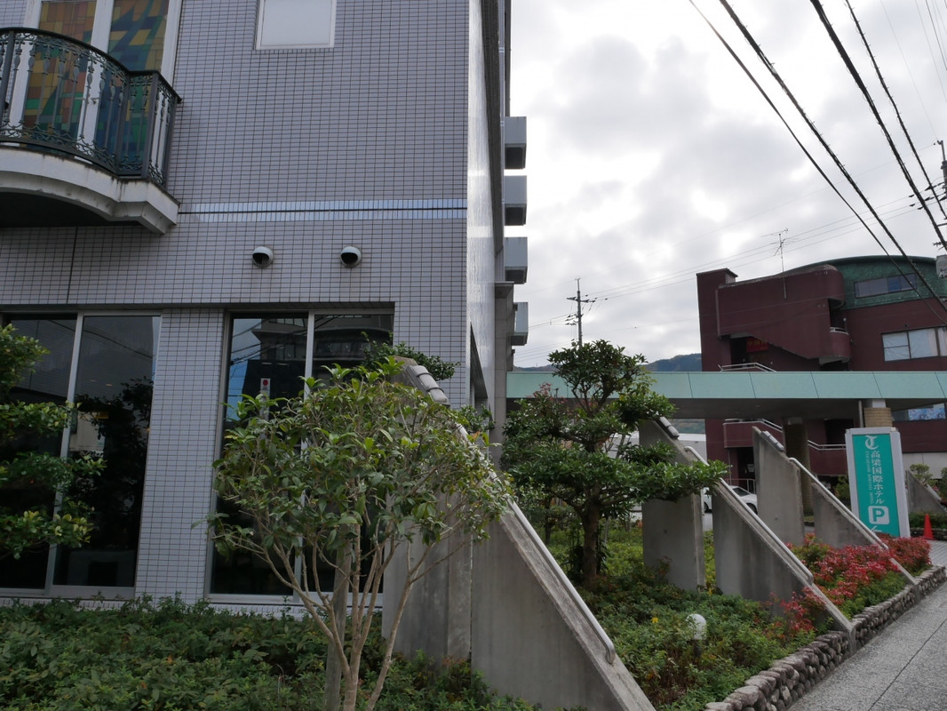 ホテル玄関と看板