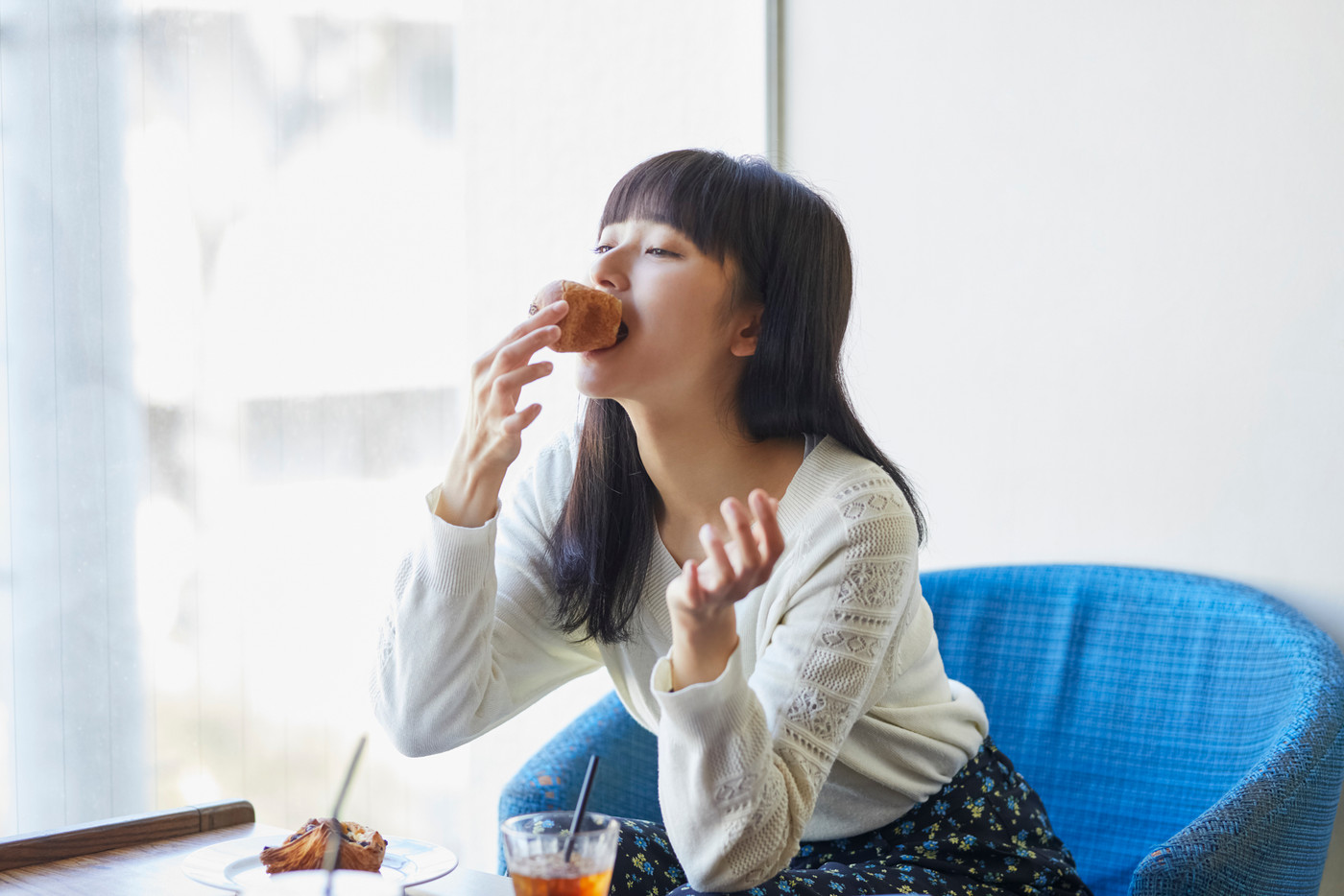 カフェでくつろぐ女性