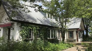 施設の正面 (日没後) / 7