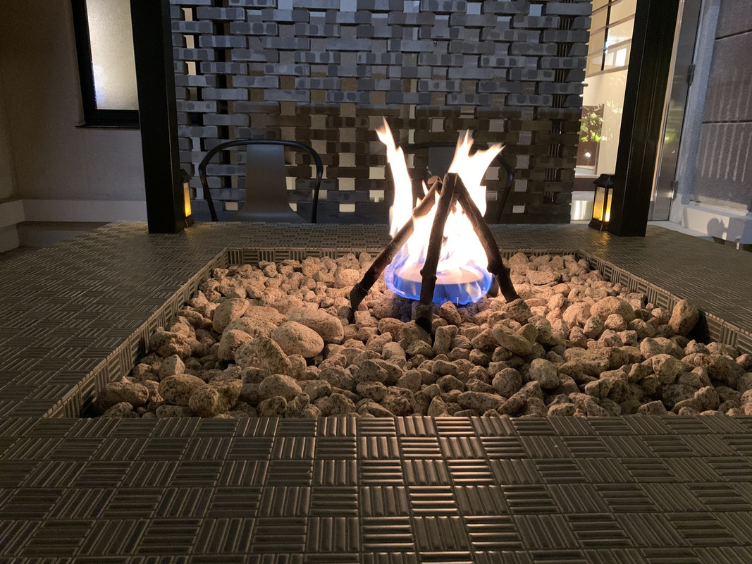 フロントの焚き火