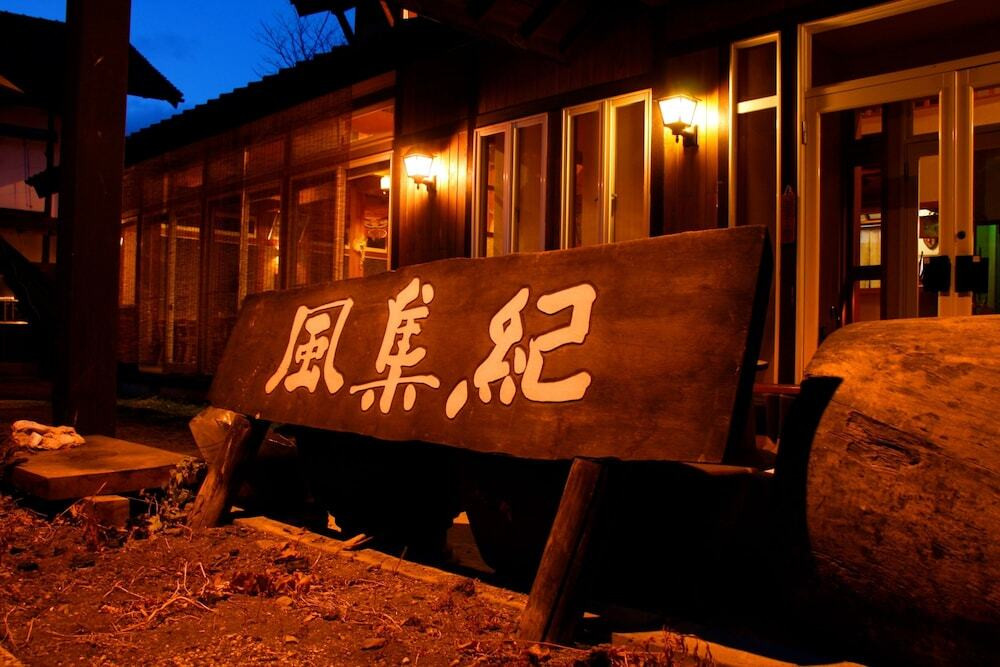 施設の正面 (日没後)