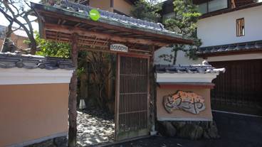 施設の入り口 / 12