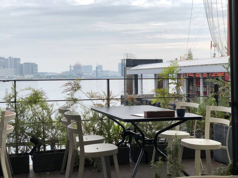 ランチは
海辺のレストランで
 / 2