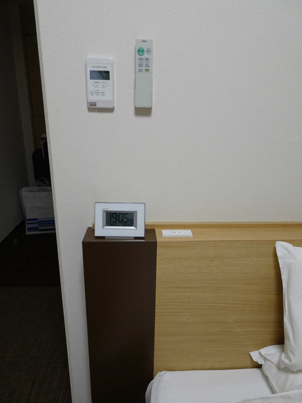 ベッド横にコンセントやスイッチ類があります