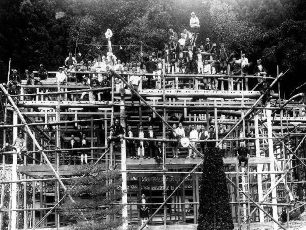 「斉月楼」建設中の貴重な写真