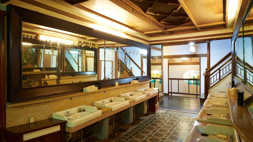 大正時代から残る共同洗面所 / 1