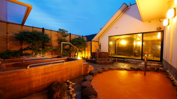 A hotel with a spectacular view of the open-air bath at dusk3488249