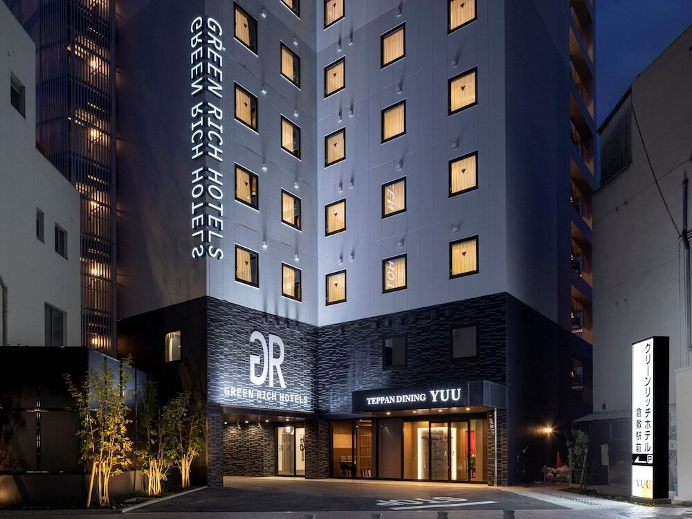 施設の正面 (日没後)