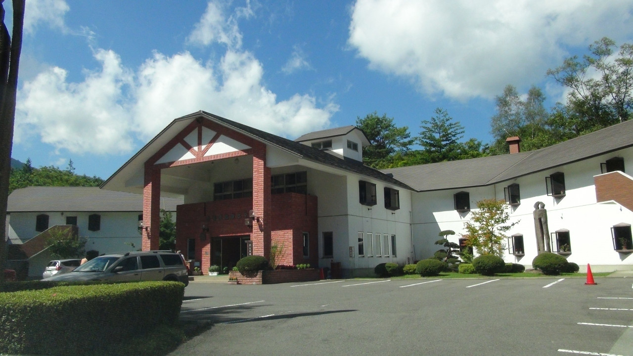 源泉かけ流しのにごり湯が魅力的！森林浴にも抜群の高原の宿3848804