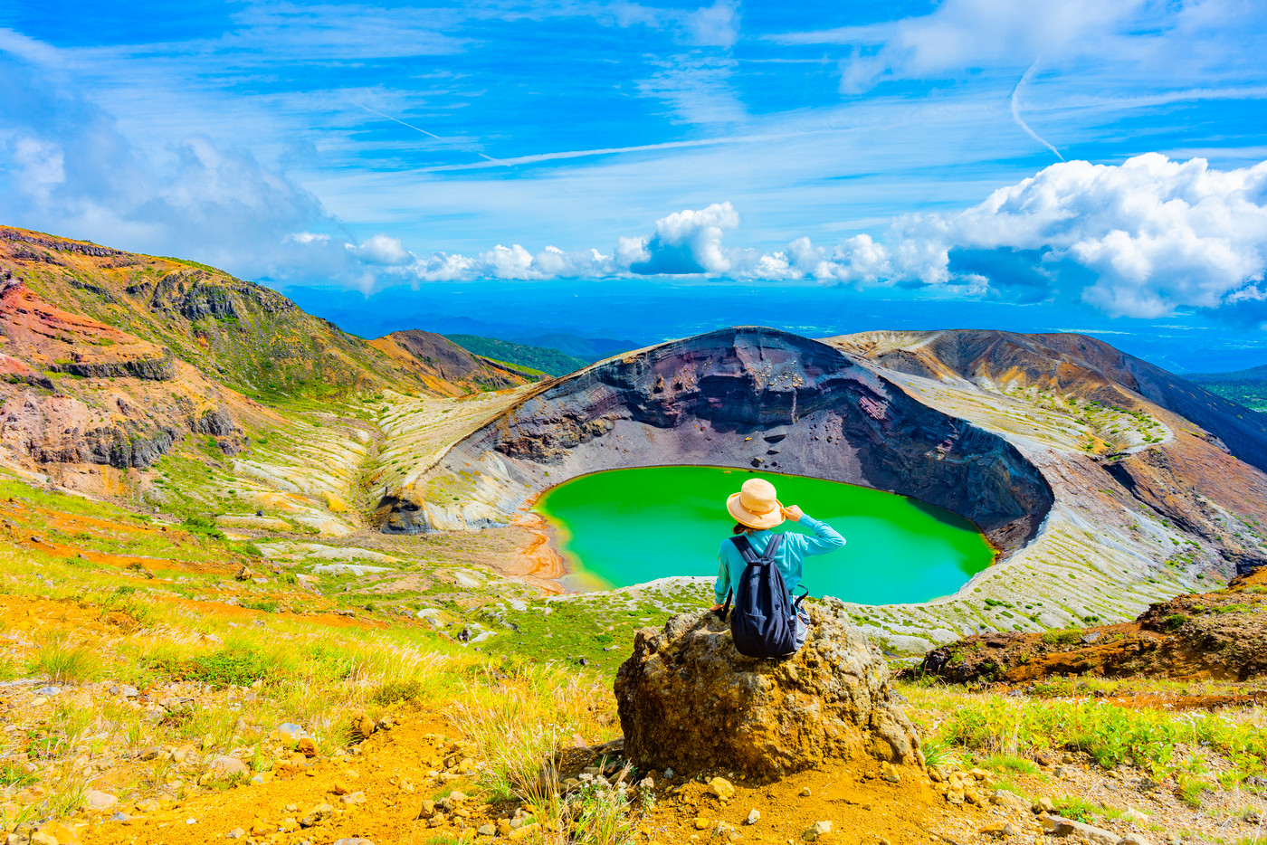 蔵王の御釜を観光する女性