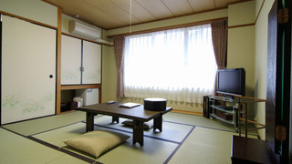 スタンダード ルーム ベッド (複数台) 共用バスルーム (for 1-3 people)