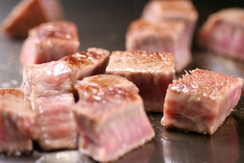 「ステーキ＆ワイン いしざき 本店」料理 1062670 鉄板で一口サイズにカットしてお箸で召し上がります