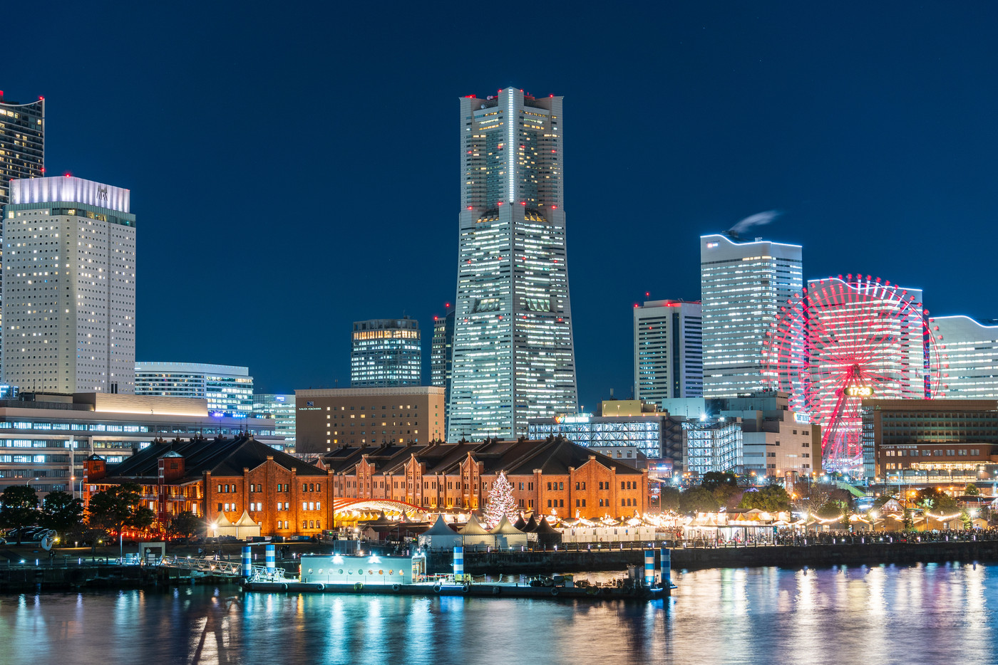 「神奈川県」大桟橋から見たみなとみらいの夜景