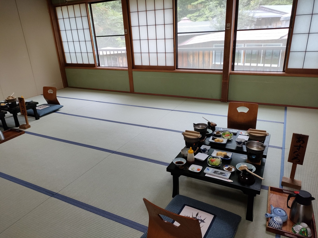 食事は和室でひっそりと