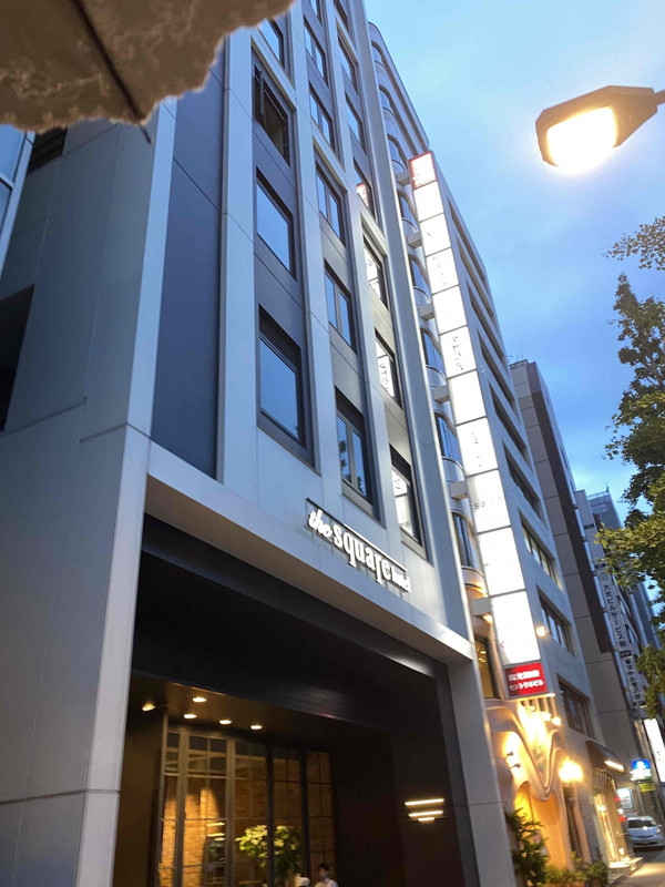 カフェの奥がチェックインカウンターです