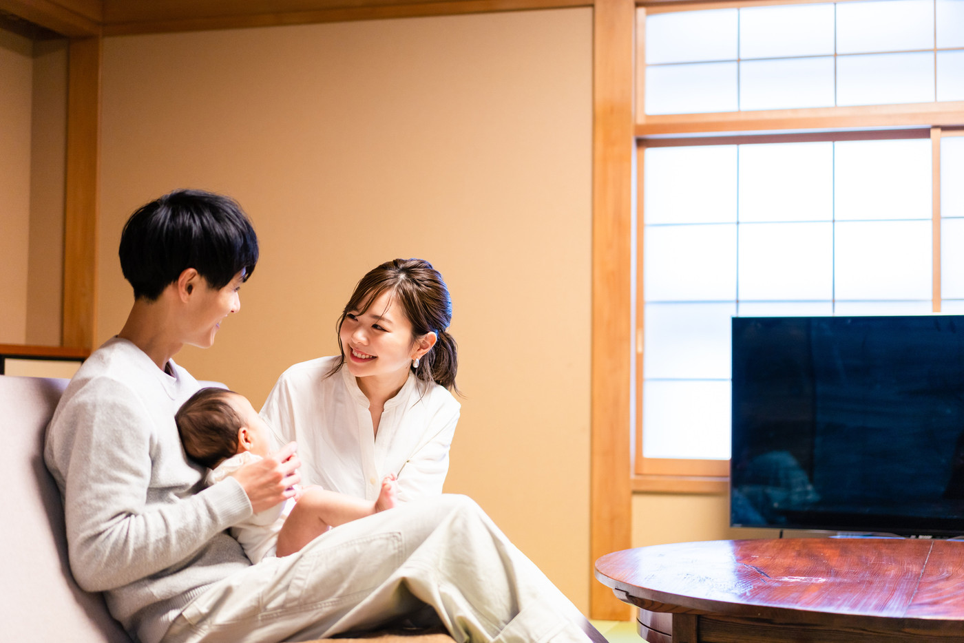 赤ちゃんとレジャーに出かけるファミリー