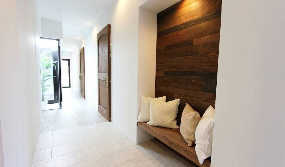 玄関は広めのタイル張り / 5