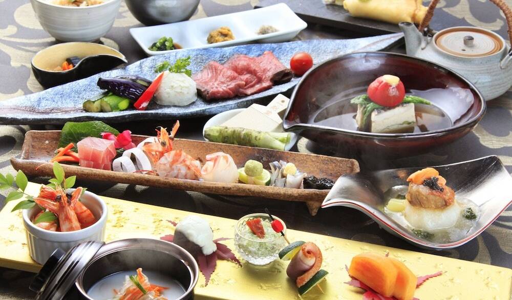 五感が刺激される
彩り豊かな会席料理 / 1