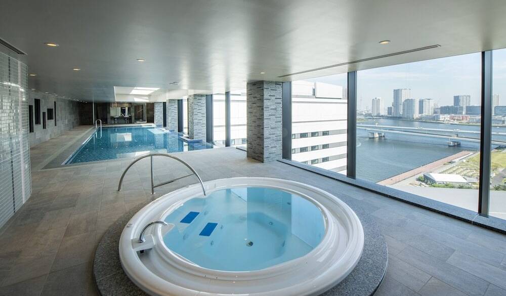 プールにはジャグジーも完備 / 2