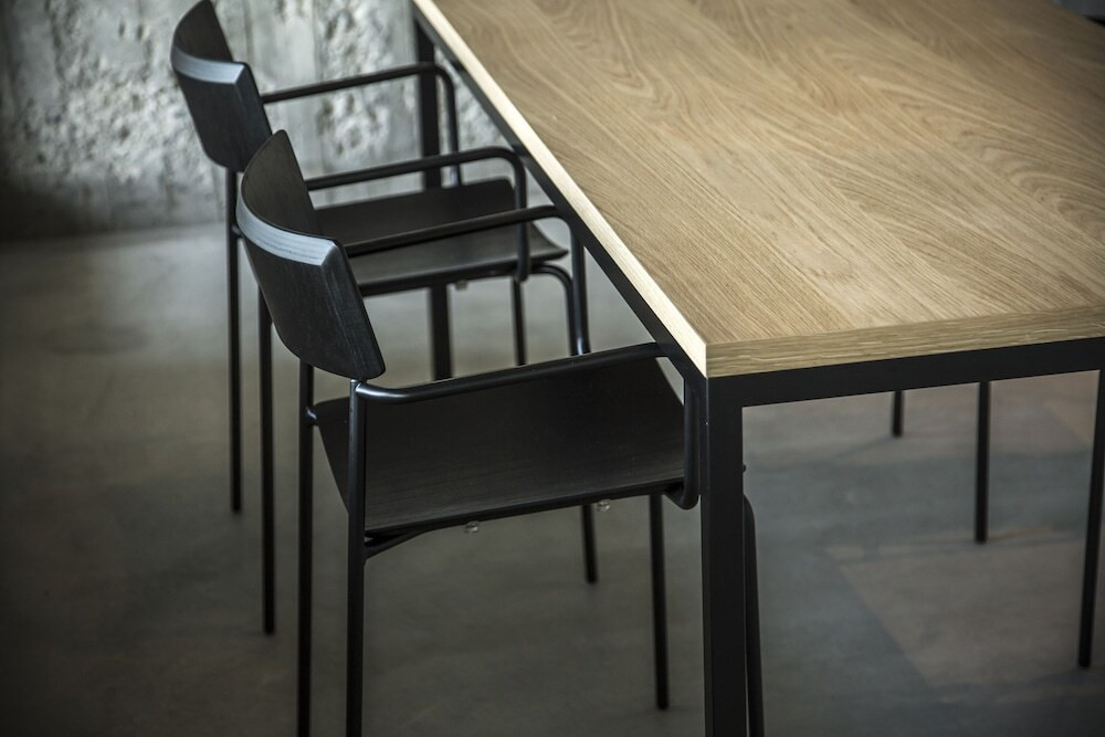 客室のダイニングテーブル