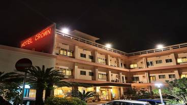 施設の正面 (日没後) / 7