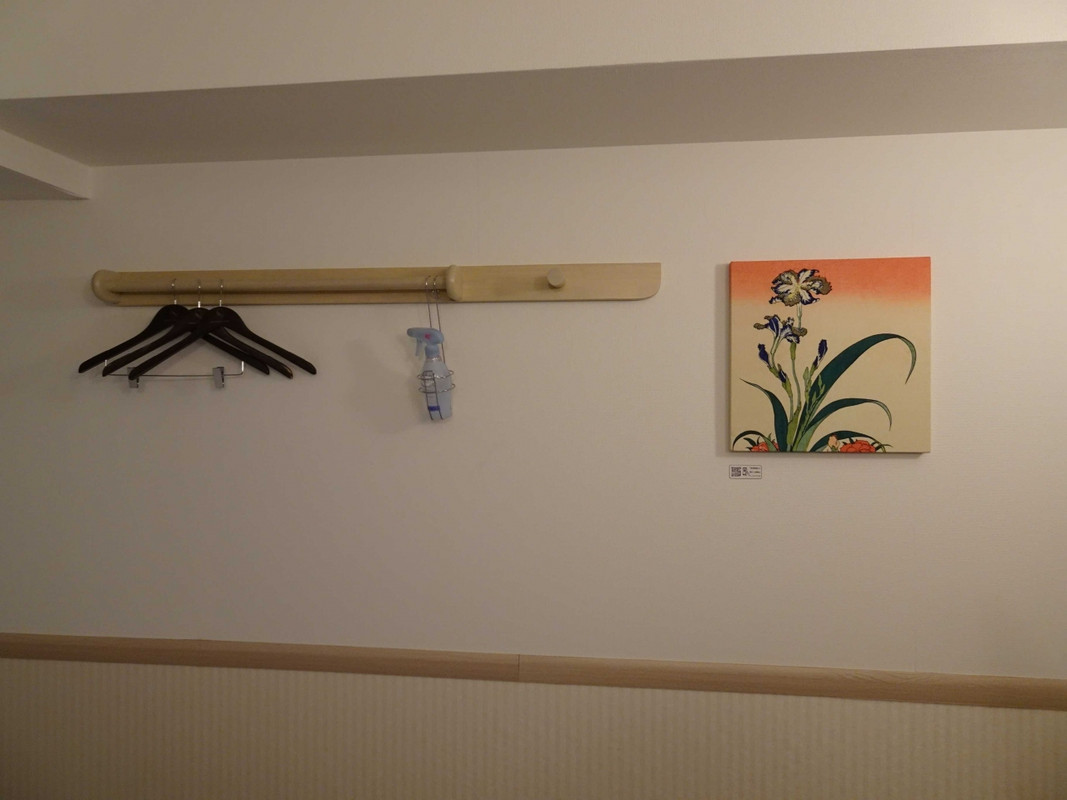 ハンガーは壁にかけます