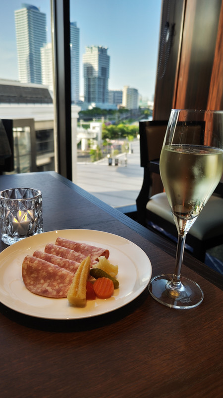 ラウンジでは１７時からカクテル・タイム