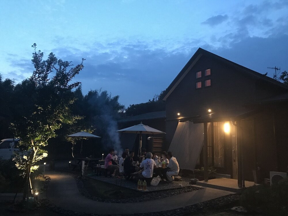 施設の正面 (日没後)