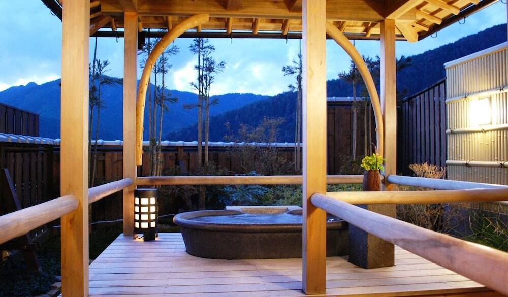 桜の間 客室露天風呂 / 2