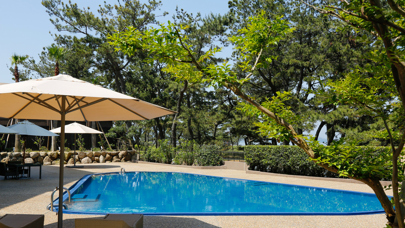 松の群生に囲まれたプール。波の音を聞きながら穏やかな時間を3465641