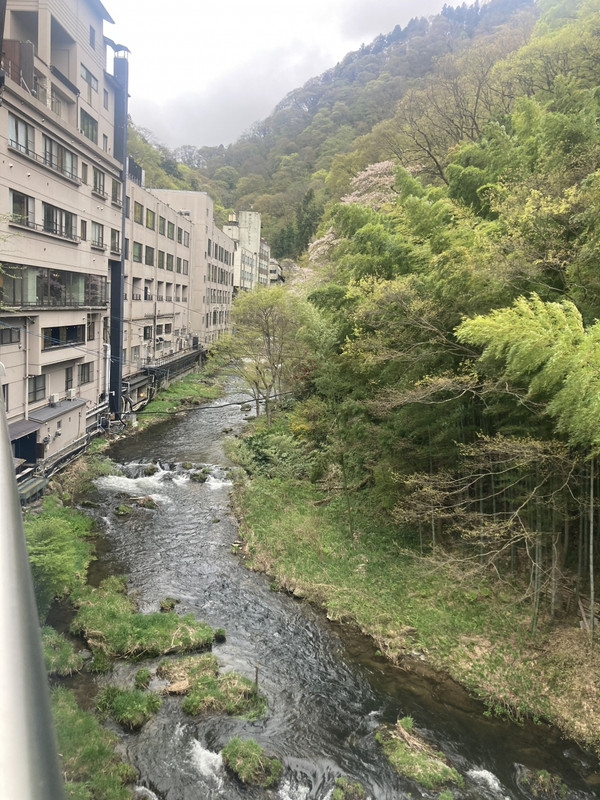 渓流沿いにある