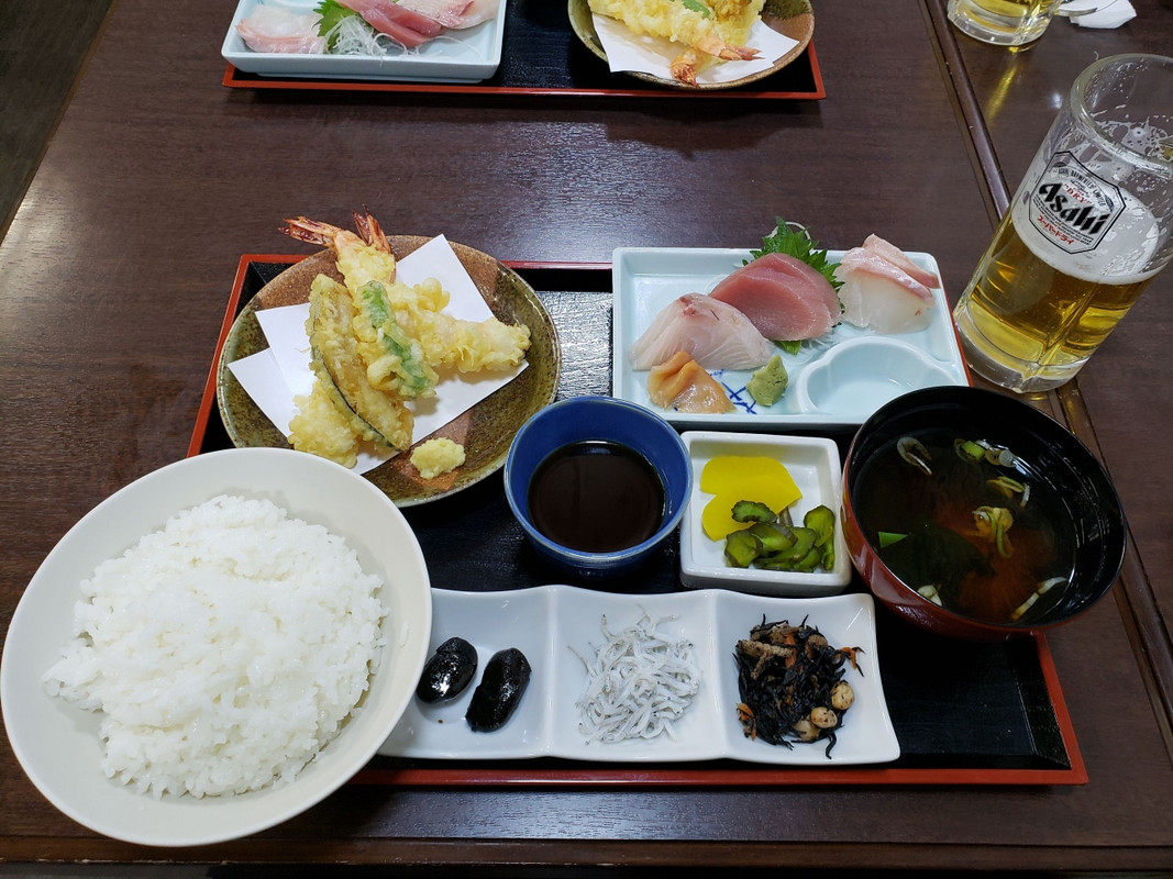 松定食。煮付けは後で届きます。