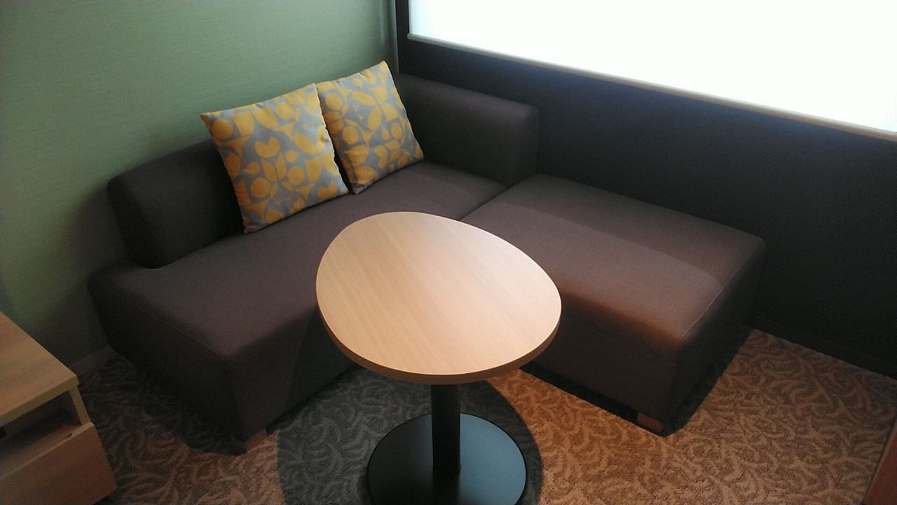 ホームページ掲載は無いが窓側にソファーにテーブルは便利