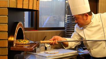 バイキングレストラン「苗場山」　本格ピザ① / 3