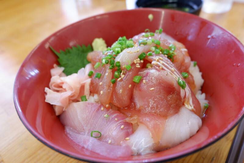 漁協直営「ばんや」で
獲れたて海鮮を頬張る / 1
