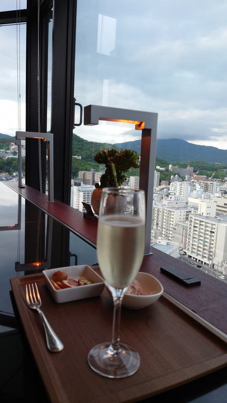 窓際カウンター席でラウンジのバータイム