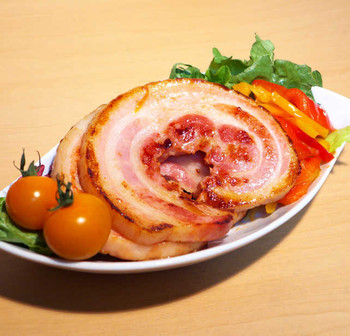 「千駄木腰塚 千駄木本店」 料理 62266414 腰塚のベリーハム、焼いてみました♪ たっぷり野菜に合わせるのがオススメ