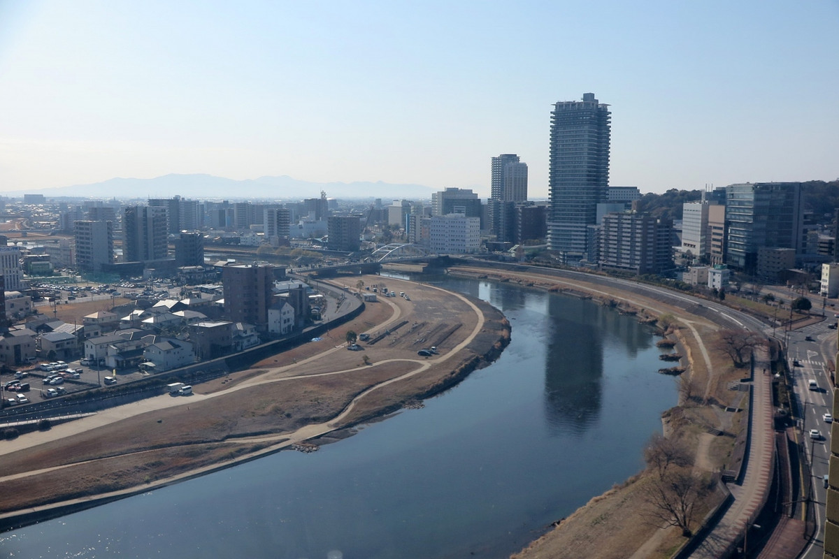 窓からの眺め、眼下は白川、右手は熊本駅方面