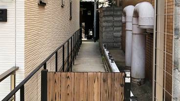 施設の入り口 / 2