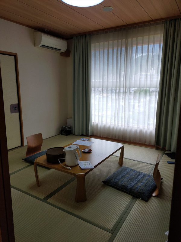 6畳を予約したはずですが8畳の部屋だったのかもしれません。