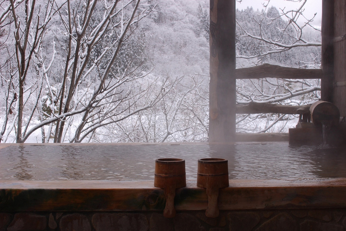 檜の露天風呂と雪景色